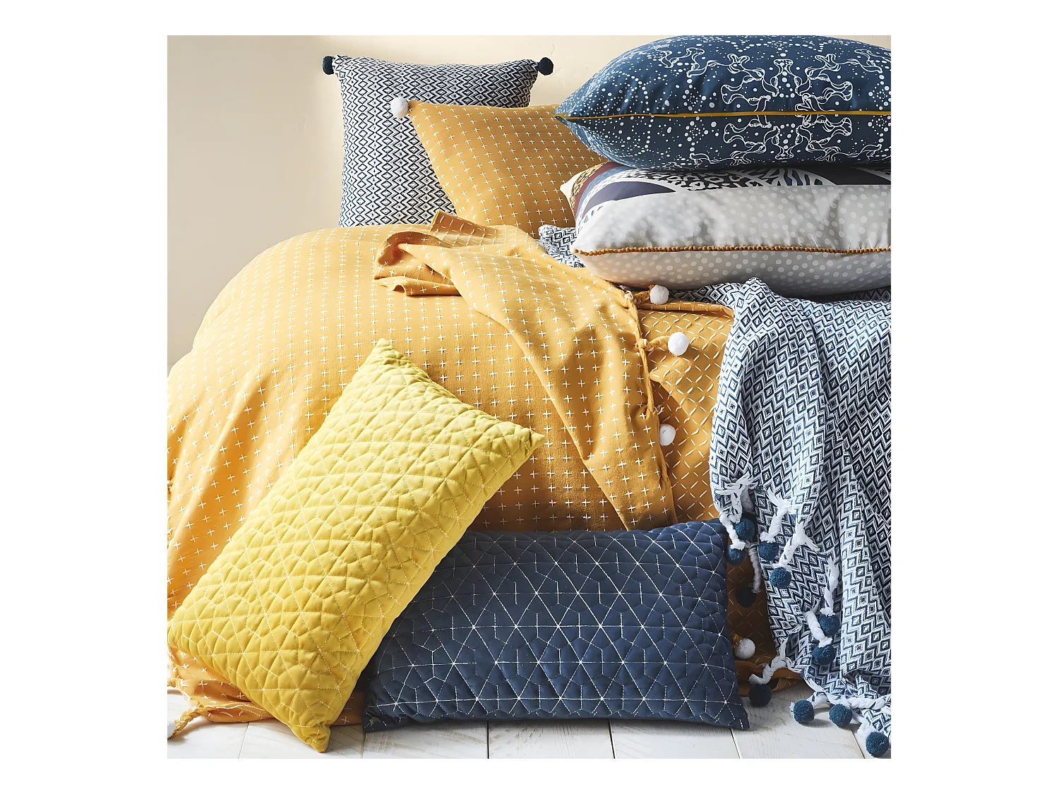 Coussin à pompons en polycoton 40x40cm DIVALI