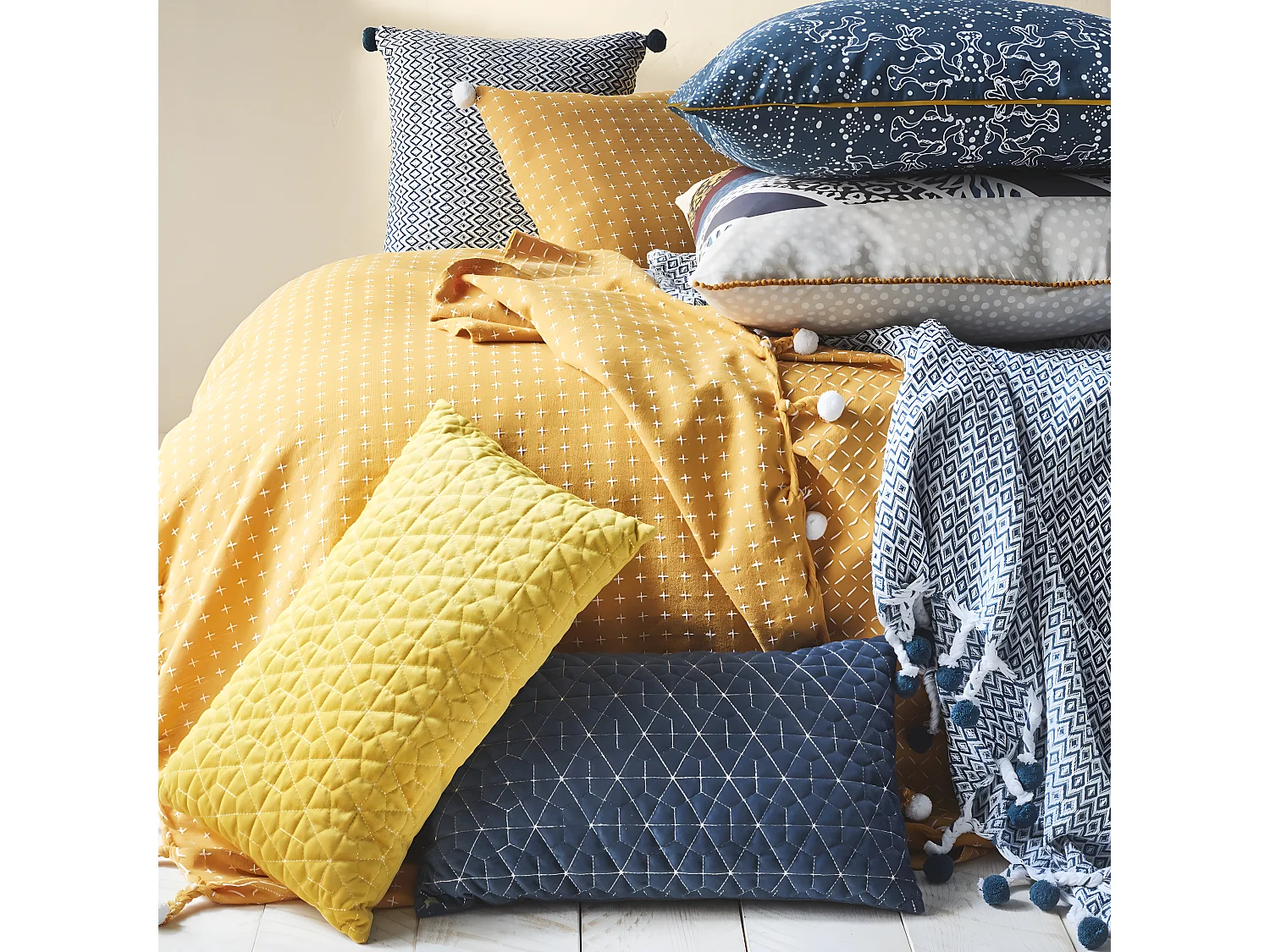 Coussin à pompons en polycoton 40x40cm DIVALI