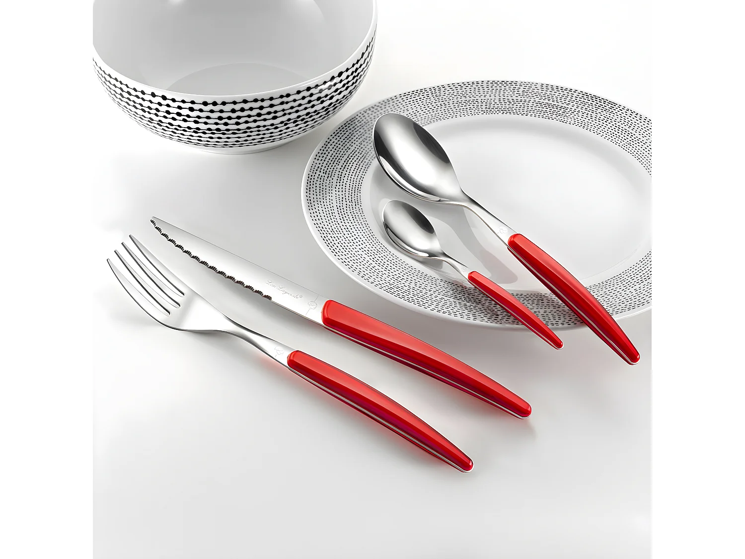 Talheres de 24 peças Lou Laguiole Montana Rouge - Cabo de cristal vermelho, lâmina de aço inoxidável microdentada, design contemporâneo