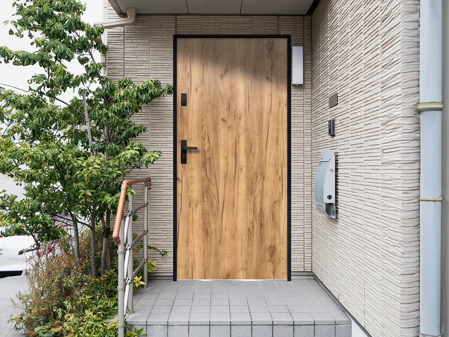 Hoveddør i massivt stål med egetræs-look 207 × 100 cm højrehængt AGUEDA