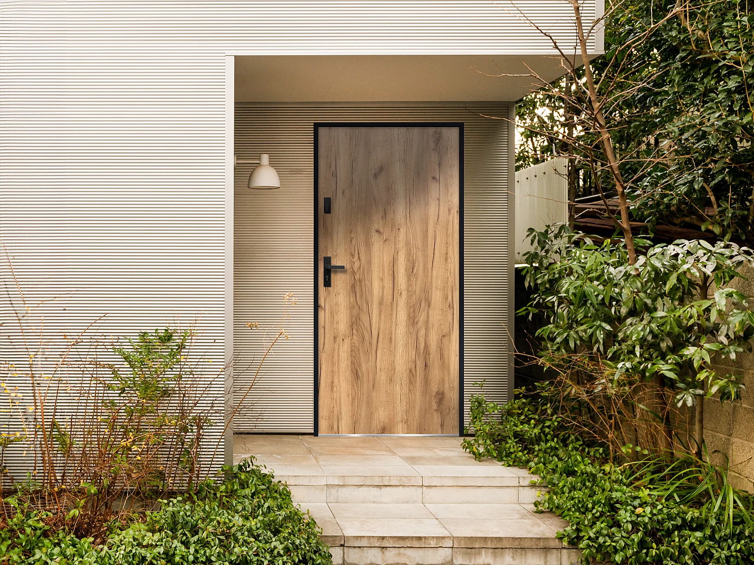 Hoveddør i massivt stål med egetræs-look 207 × 100 cm højrehængt AGUEDA