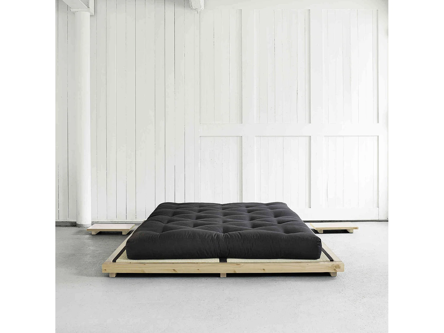 Ensemble lit futon style japonais coloris naturel + lot de 2 chevet naturel 180x200