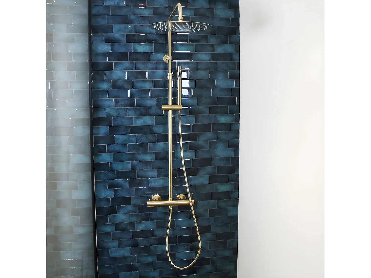 Delice II Thermostat-Duschsäule gebürstetes gold Kaltkörper Essebagno