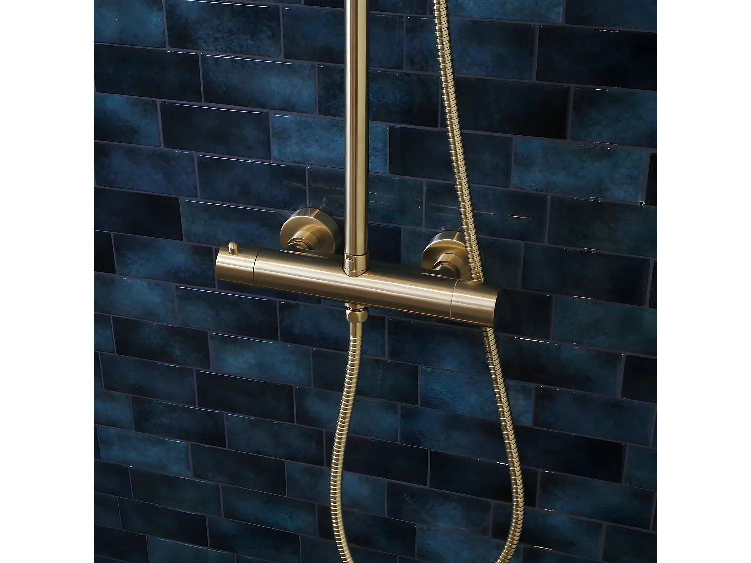 Delice II Thermostat-Duschsäule gebürstetes gold Kaltkörper Essebagno