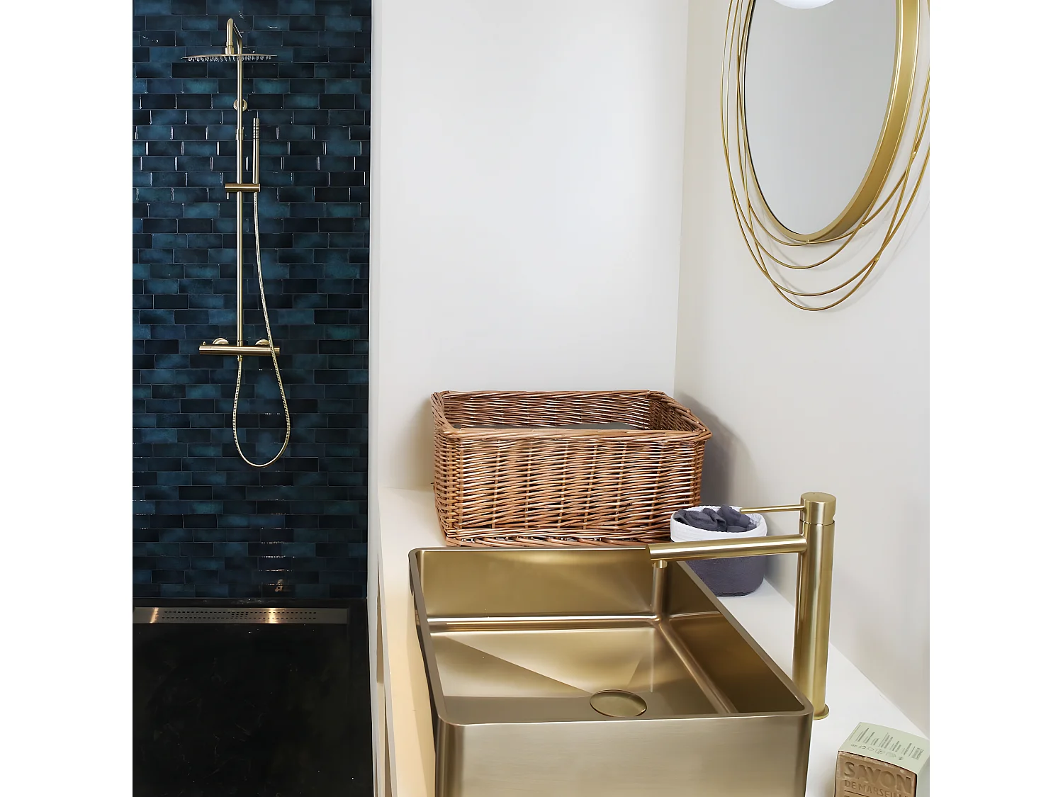 Delice II Thermostat-Duschsäule gebürstetes gold Kaltkörper Essebagno