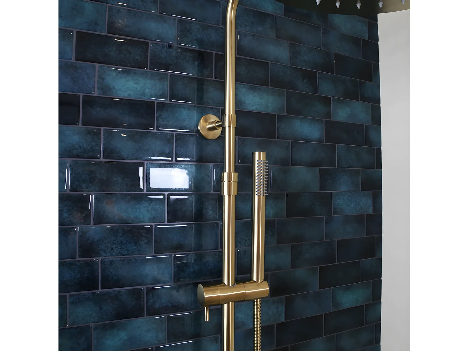 Delice II Thermostat-Duschsäule gebürstetes gold Kaltkörper Essebagno