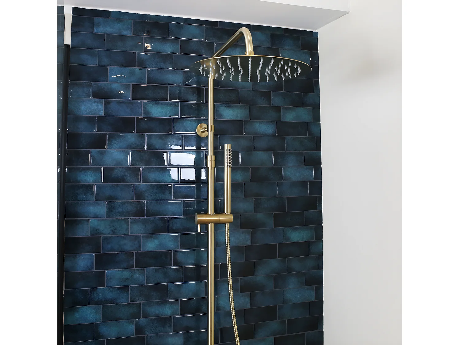 Delice II Thermostat-Duschsäule gebürstetes gold Kaltkörper Essebagno