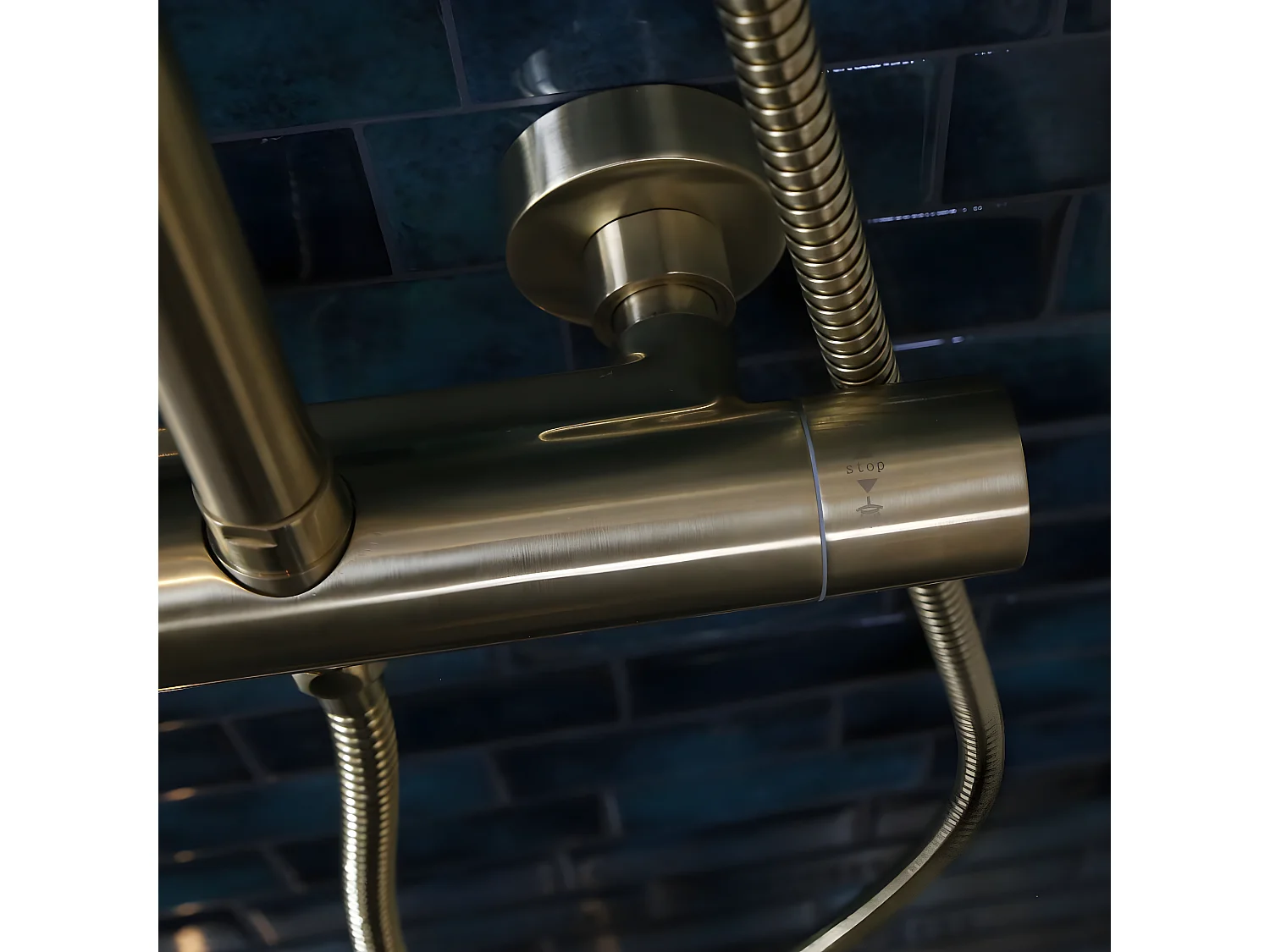 Delice II Thermostat-Duschsäule gebürstetes gold Kaltkörper Essebagno