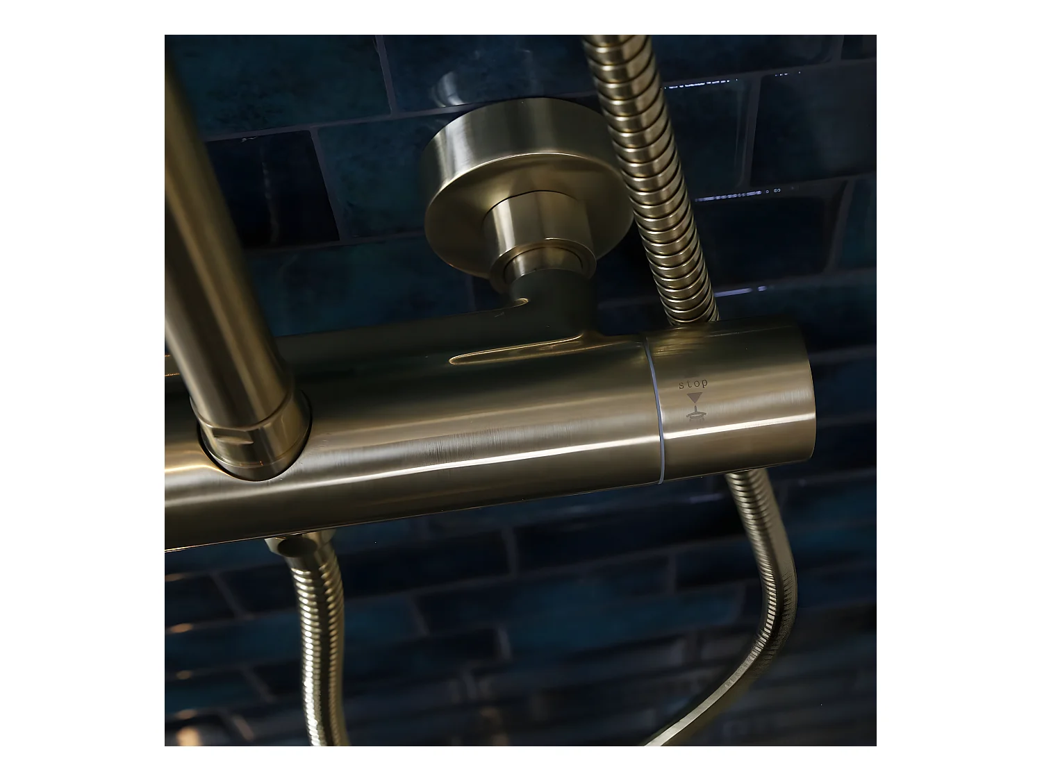 Delice II colonne de douche thermostatique or brossé avec corps froid - Essebagno