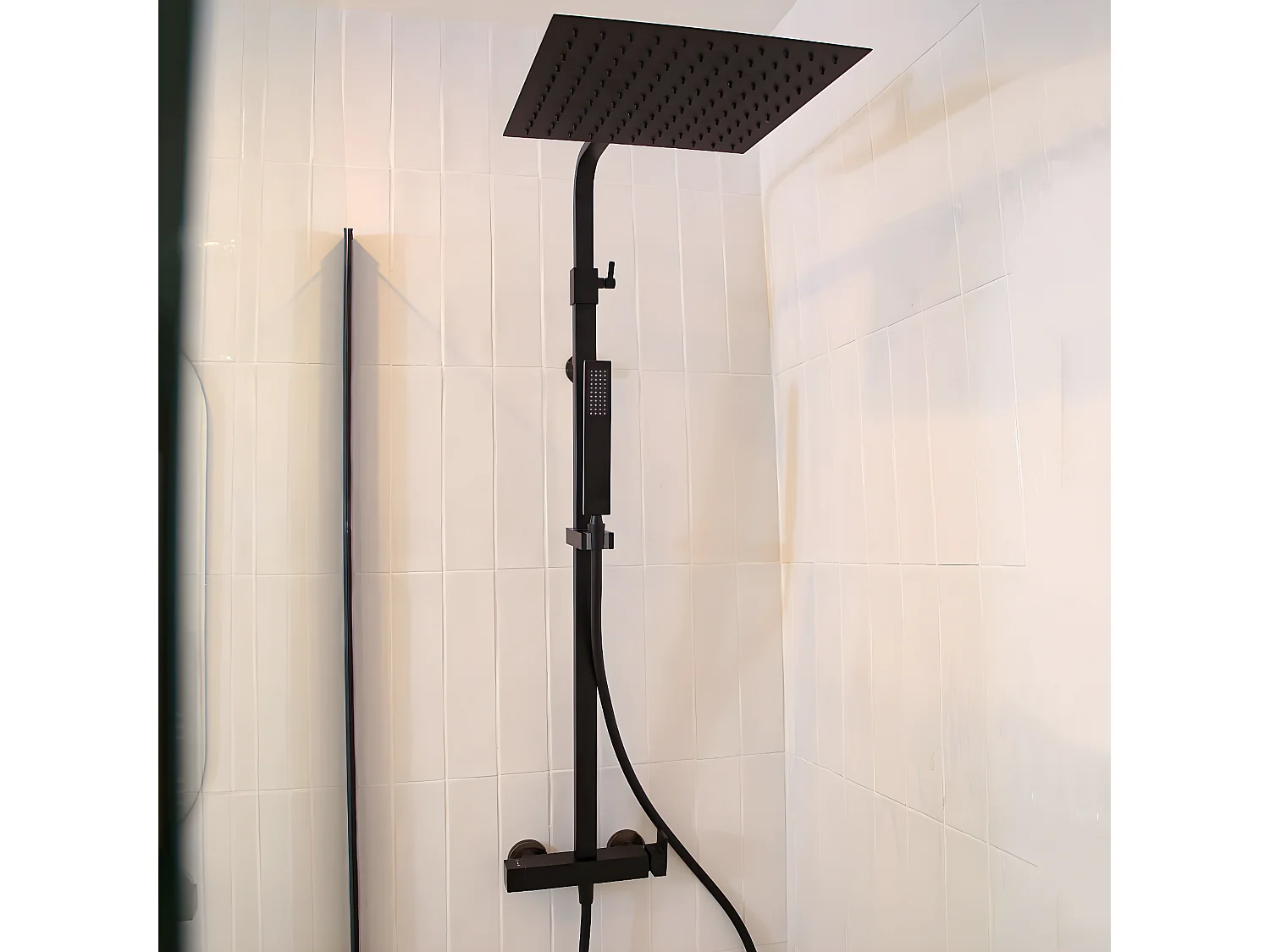 Square II Columna de ducha negra cuadrada con mezclador mecánico Essebagno