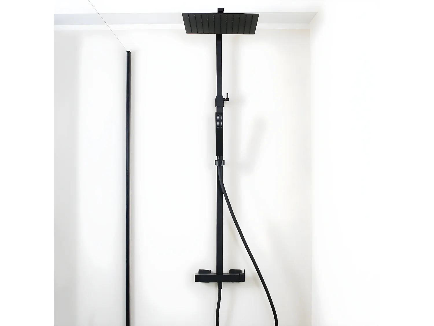 Square II Columna de ducha negra cuadrada con mezclador mecánico Essebagno