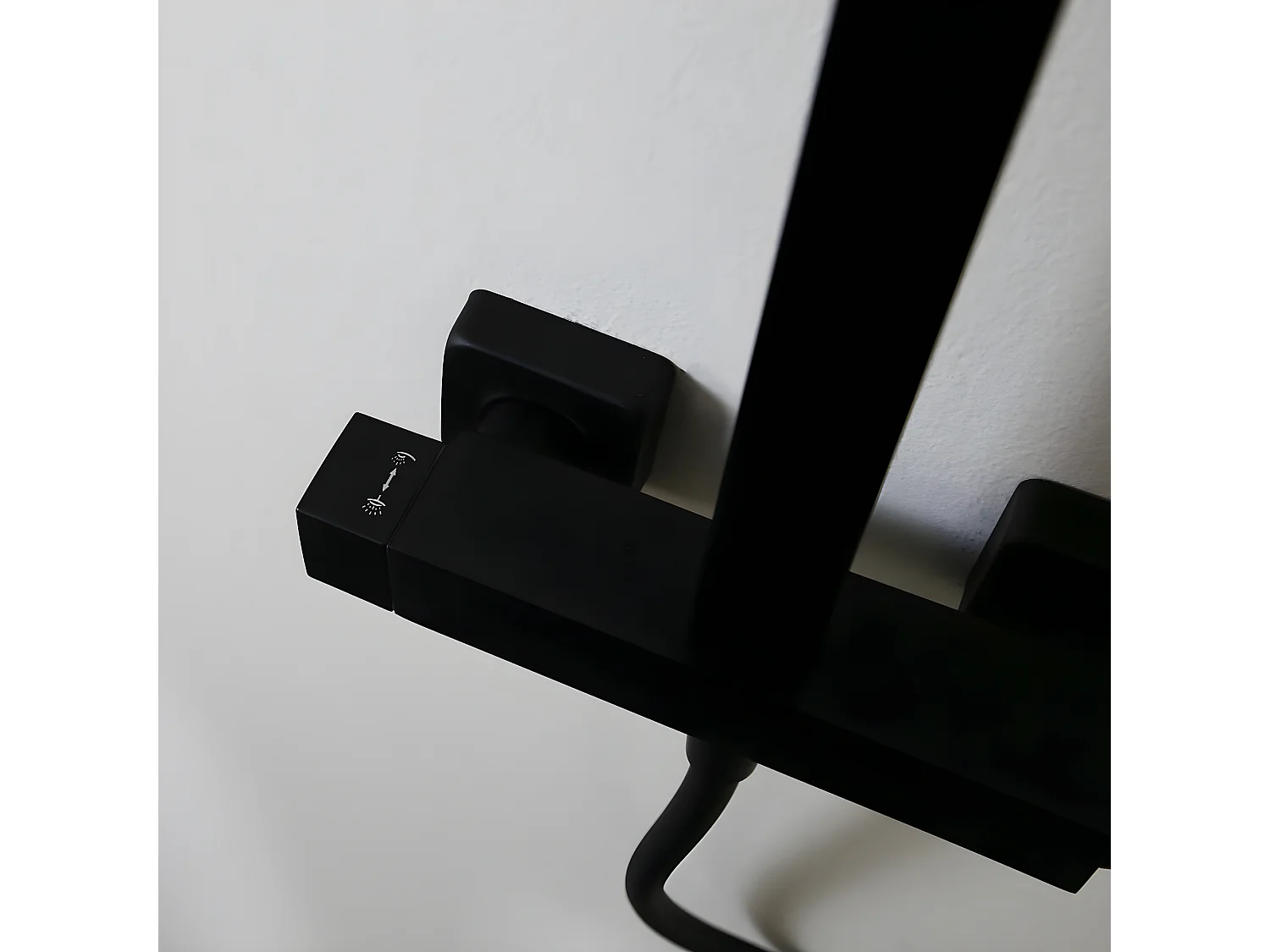 Square II Columna de ducha negra cuadrada con mezclador mecánico Essebagno