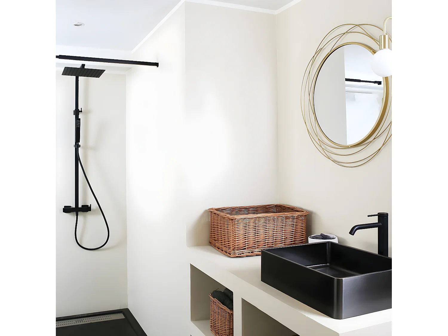 Square II Columna de ducha negra cuadrada con mezclador mecánico Essebagno