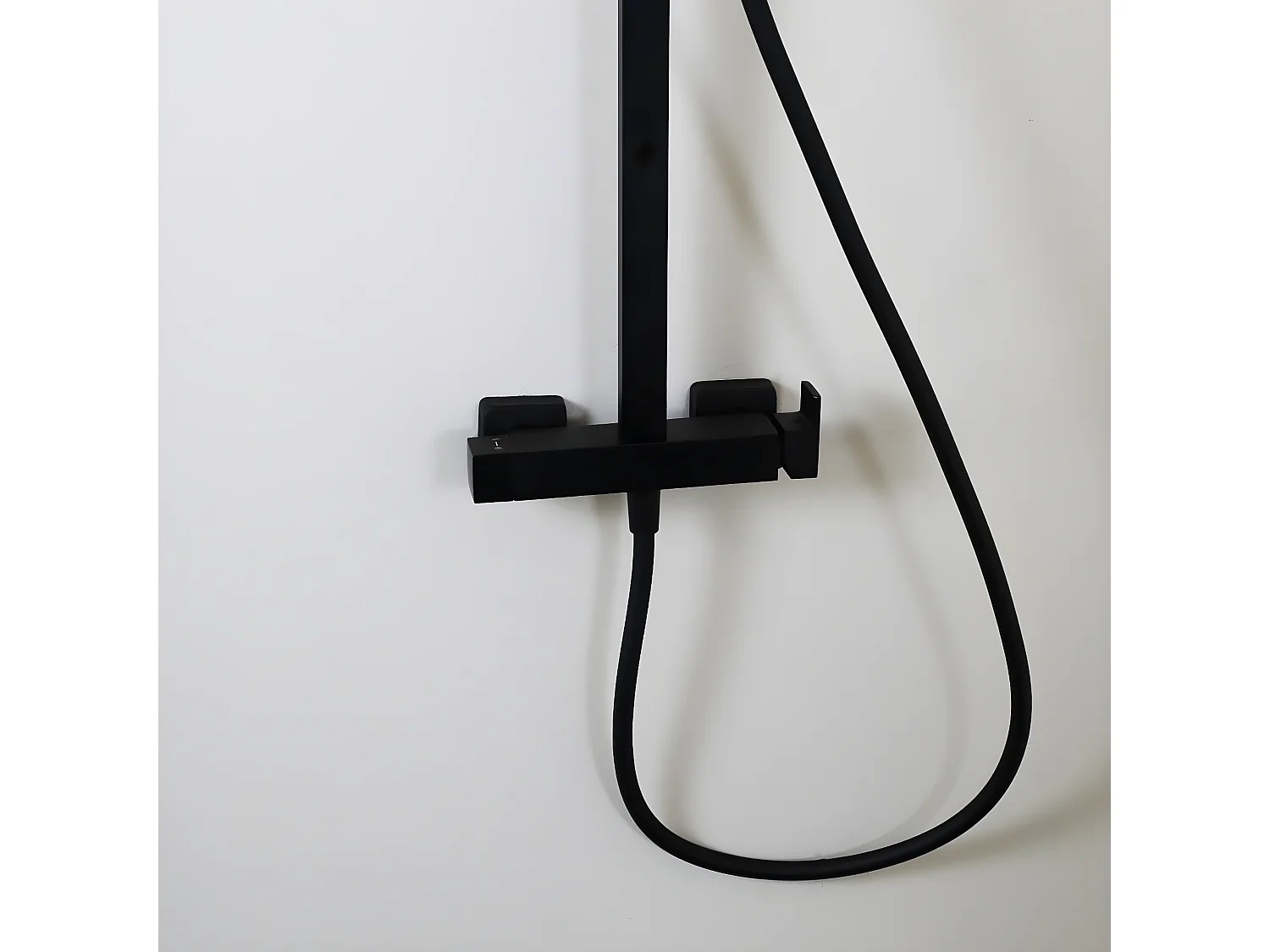 Square II Columna de ducha negra cuadrada con mezclador mecánico Essebagno