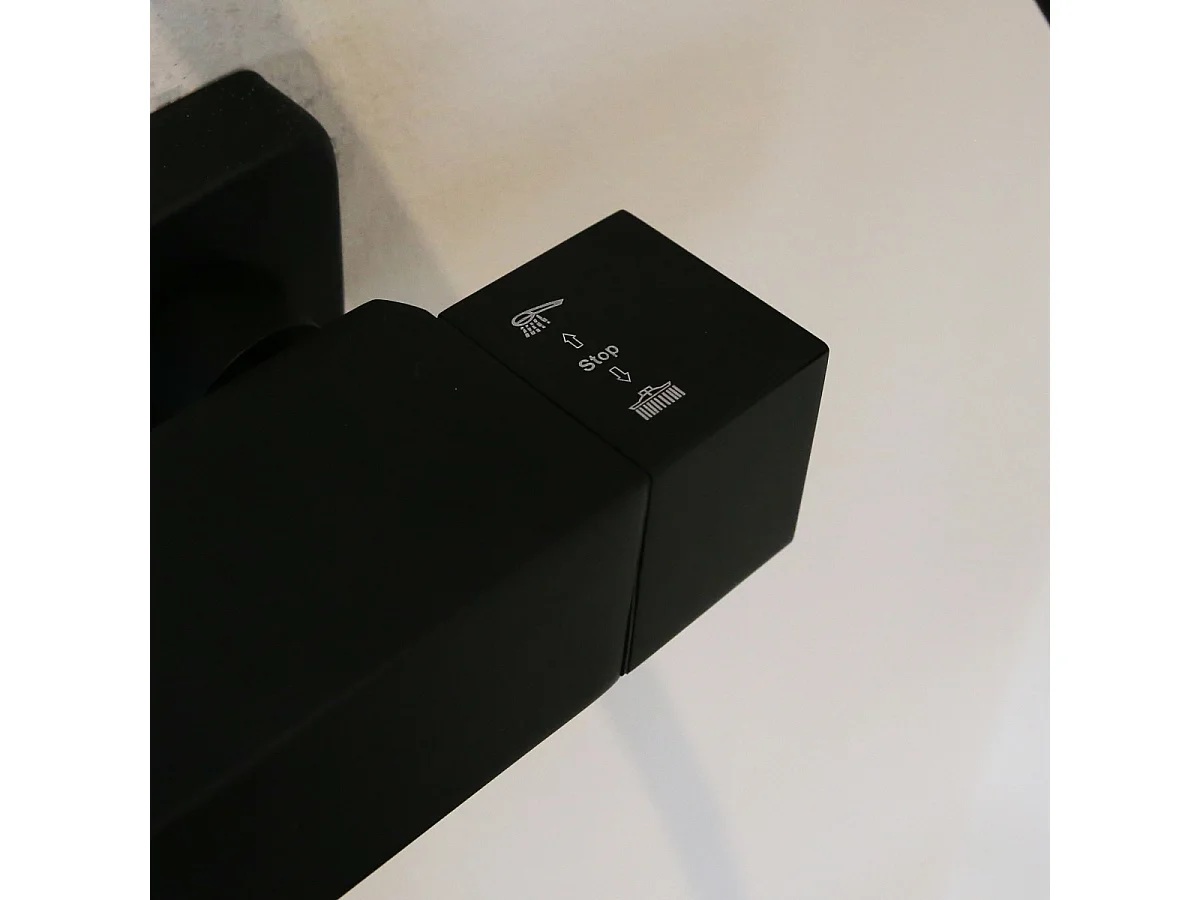 Square II colonne de douche carrée thermostatique noire - Essebagno