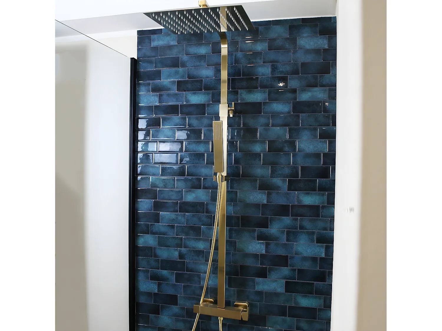 Square II Columna de ducha cuadrada en oro cepillado con mezclador mecánico Essebagno