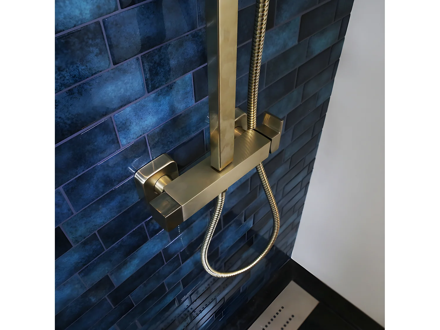 Square II Columna de ducha cuadrada en oro cepillado con mezclador mecánico Essebagno