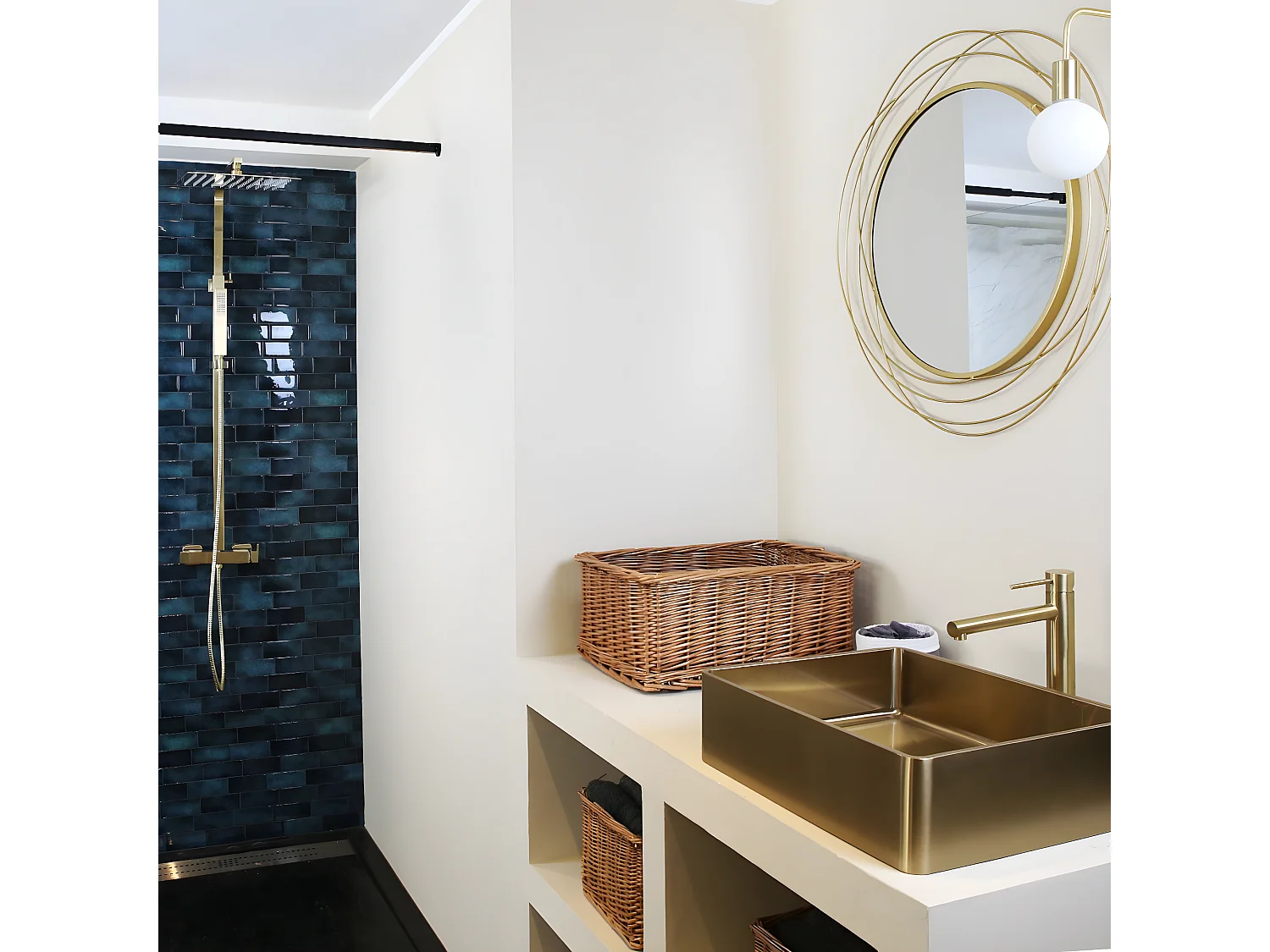 Square II Columna de ducha cuadrada en oro cepillado con mezclador mecánico Essebagno