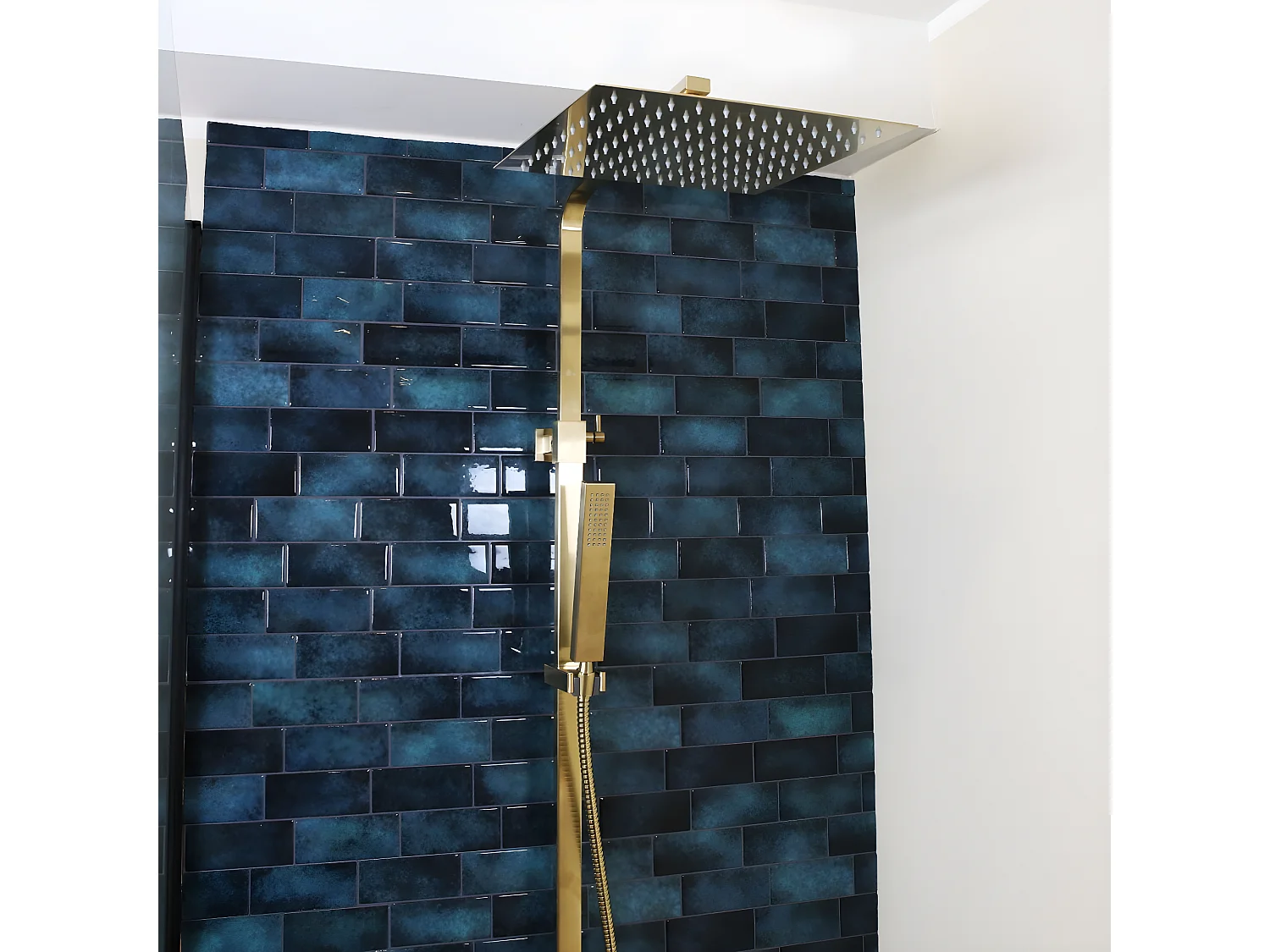 Square II Columna de ducha cuadrada en oro cepillado con mezclador mecánico Essebagno