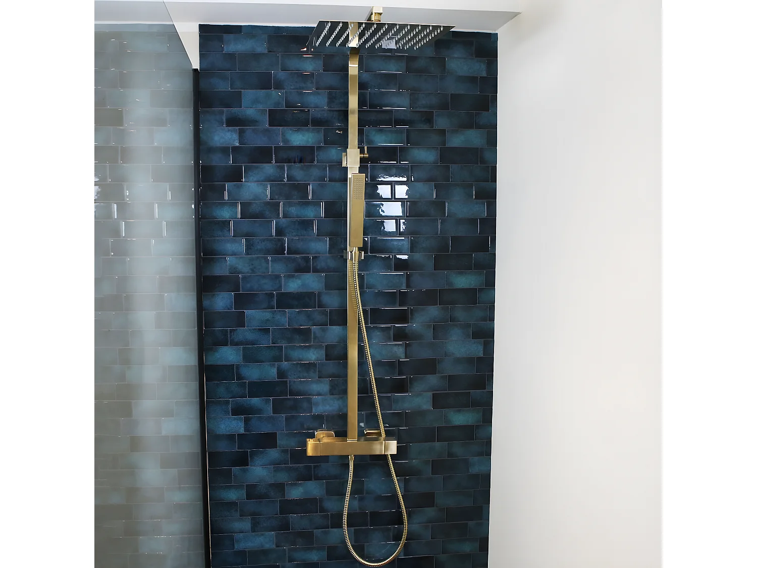 Square II quadratische Duschsäule mit Thermostat, gebürstetes Gold Essebagno