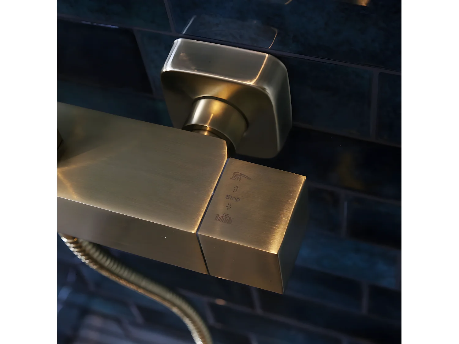 Square II quadratische Duschsäule mit Thermostat, gebürstetes Gold Essebagno