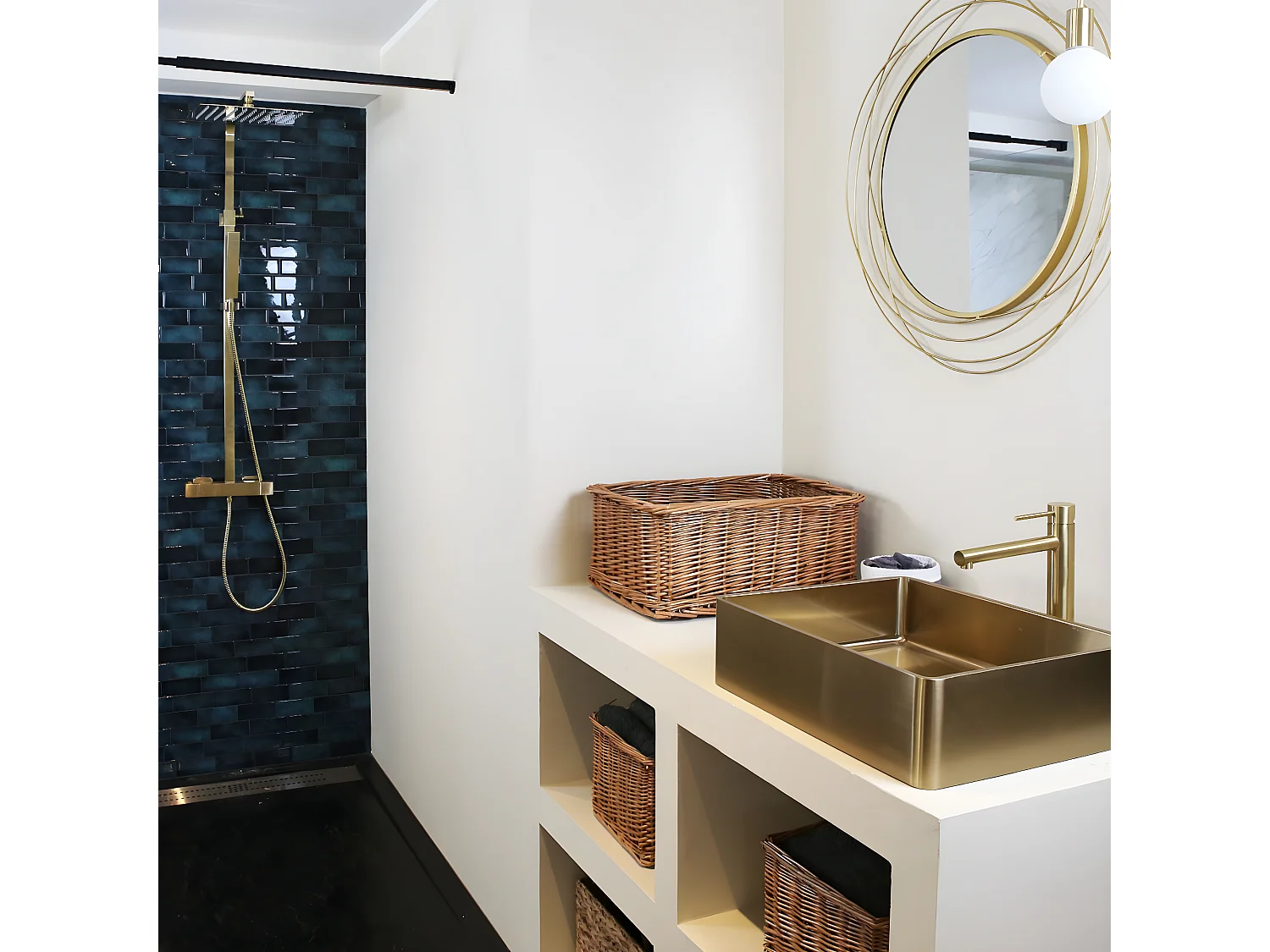 Square II quadratische Duschsäule mit Thermostat, gebürstetes Gold Essebagno