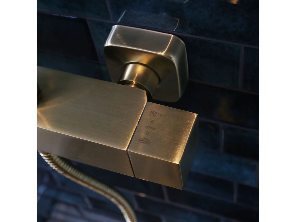 Square II vierkante thermostatische douchekolom in geborsteld goud - Essebagno