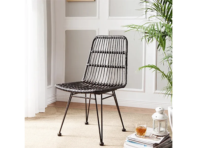 Chaise noire style nature aspect rotin en résine tressée et pieds en métal