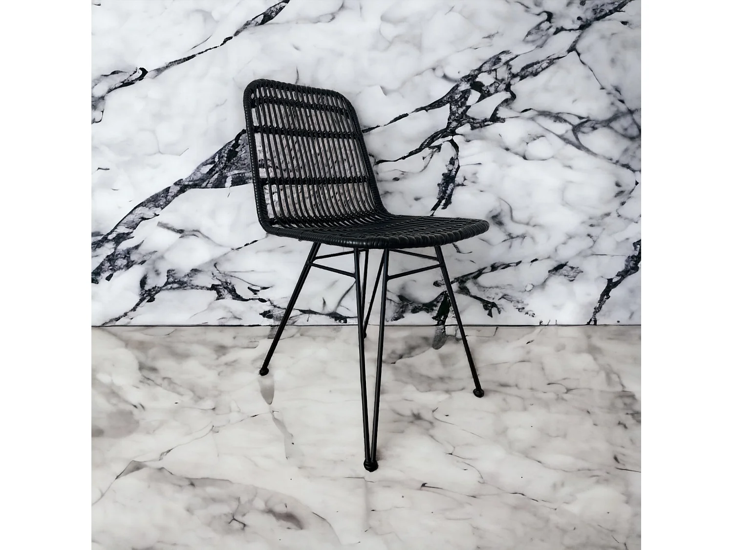 Chaise noire style nature aspect rotin en résine tressée et pieds en métal