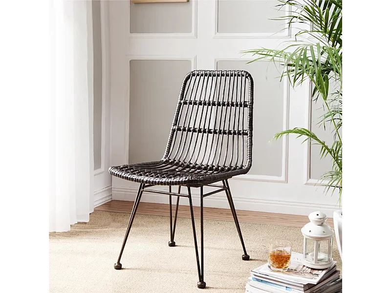 Chaise noire style nature aspect rotin en résine tressée et pieds en métal