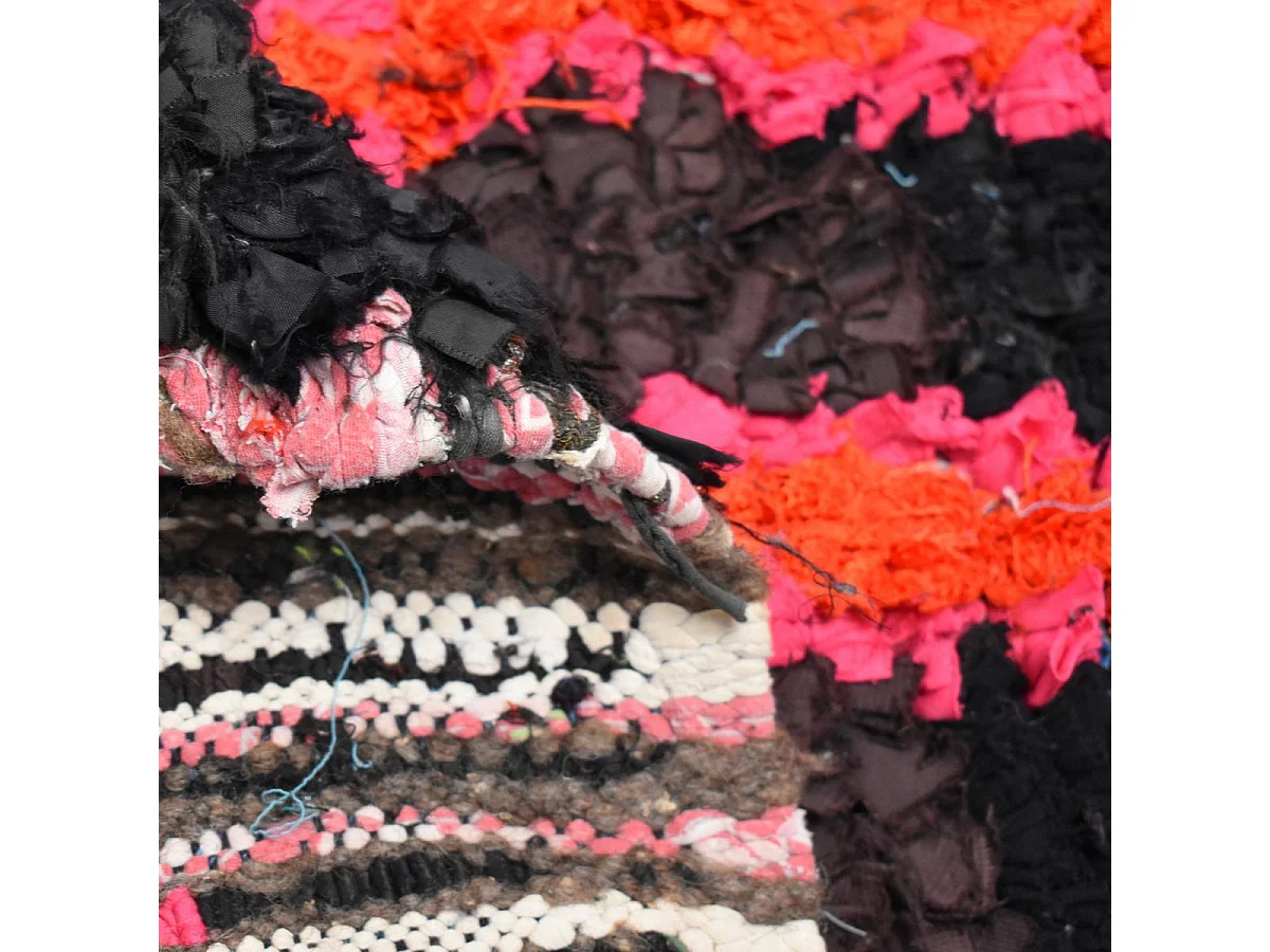 Authentique tapis berbère 110x205 fait main en tissu recyclé noir et rose BOUCHAROUETTE 55