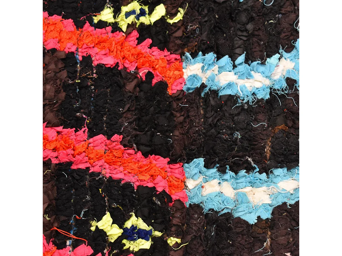 Authentique tapis berbère 110x205 fait main en tissu recyclé noir et rose BOUCHAROUETTE 55
