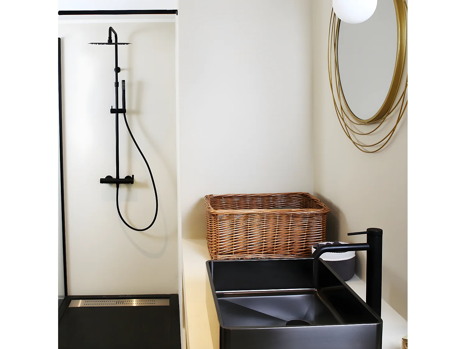 Delice II columna de ducha mecánica negra Essebagno