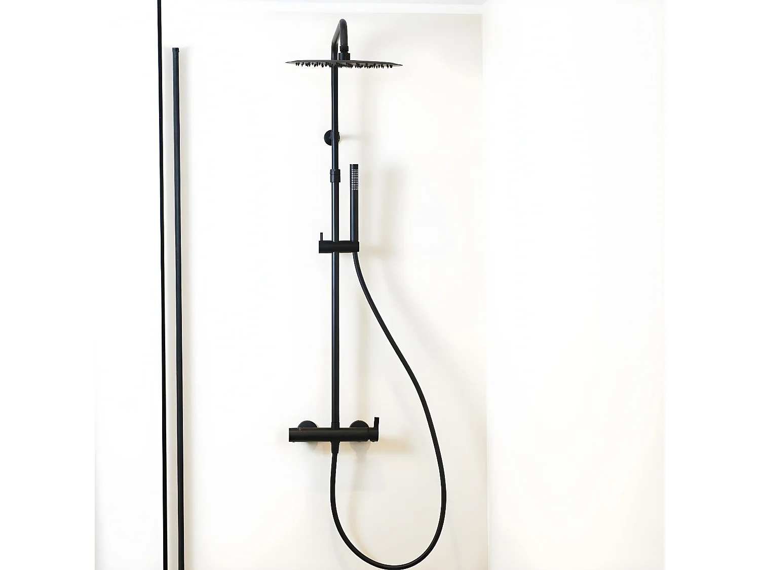 Delice II columna de ducha mecánica negra Essebagno