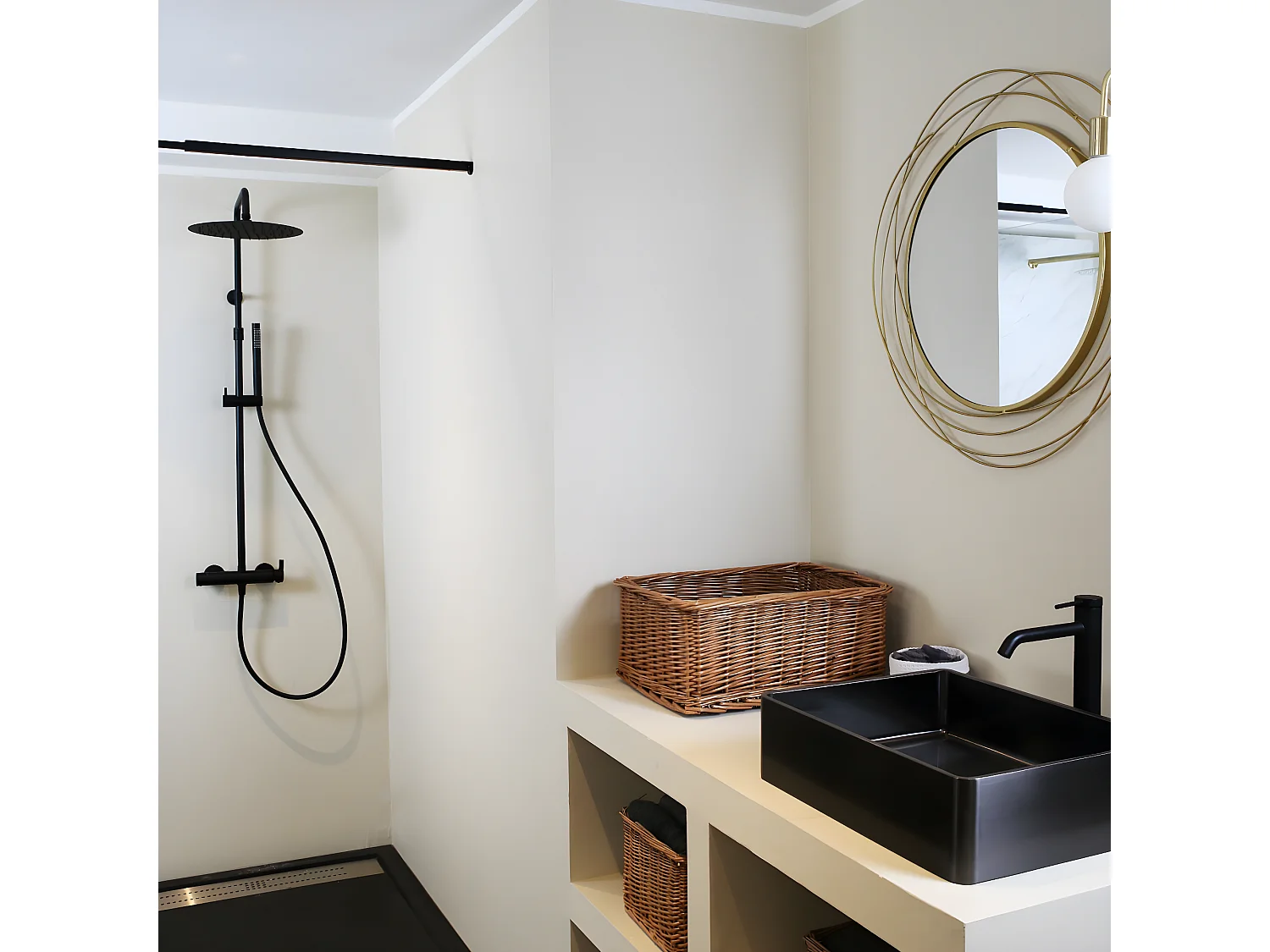 Delice II columna de ducha mecánica negra Essebagno