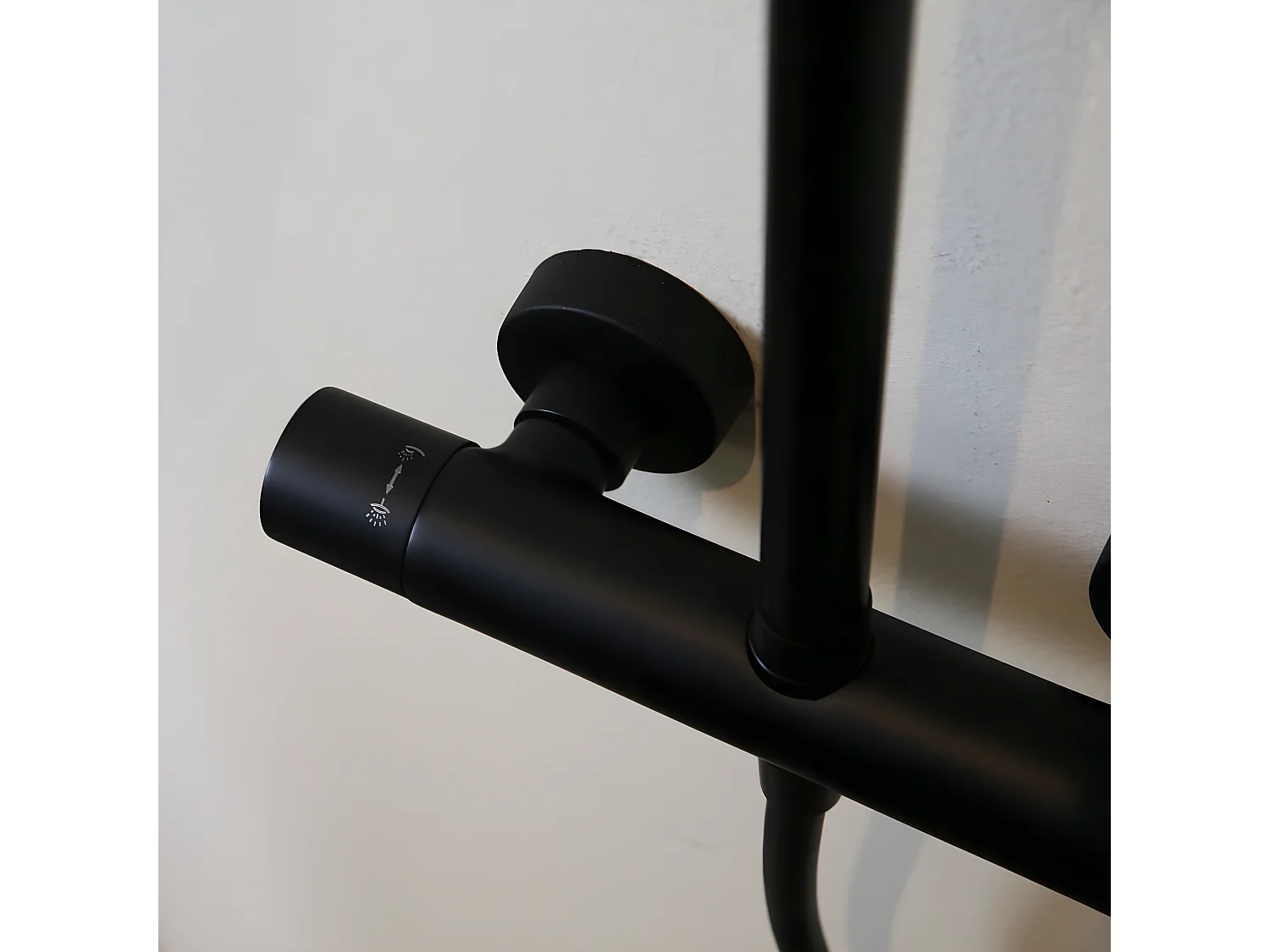 Delice II columna de ducha mecánica negra Essebagno