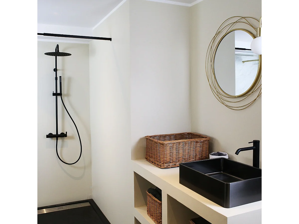 Delice II coluna de duche mecânica preta Essebagno