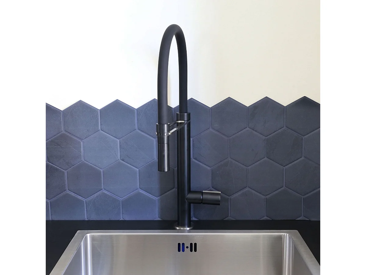 Exil Mezclador de fregadero con ducha de mano en acabado negro y acero inoxidable Essebagno