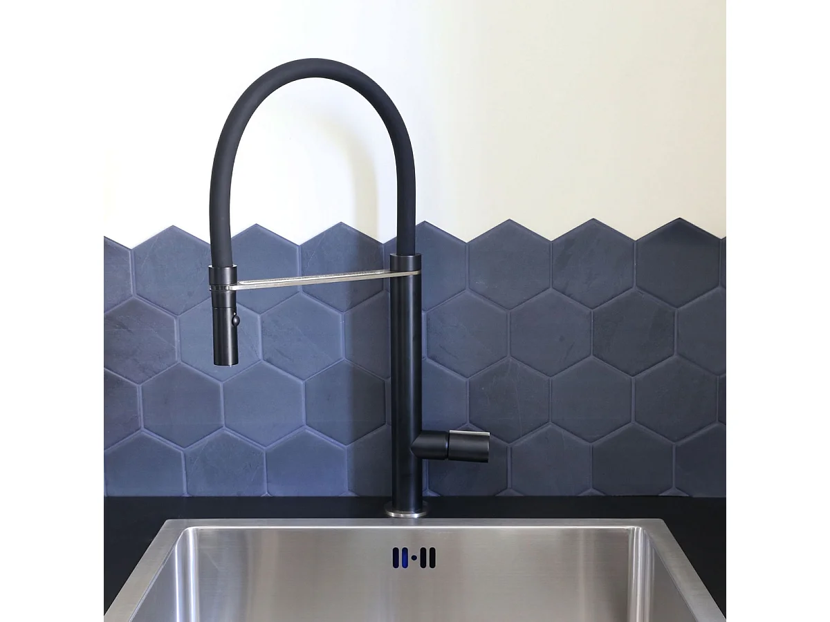 Exil Mezclador de fregadero con ducha de mano en acabado negro y acero inoxidable Essebagno