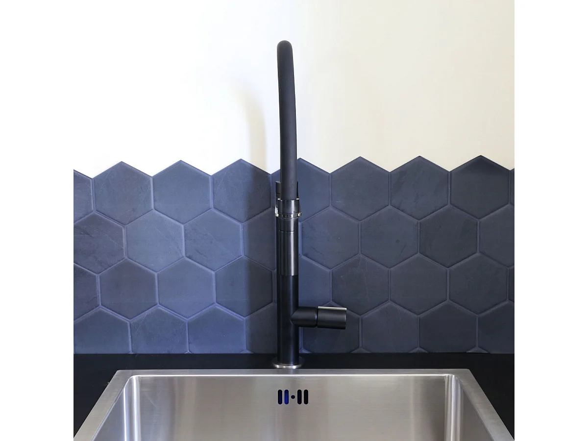 Exil Mezclador de fregadero con ducha de mano en acabado negro y acero inoxidable Essebagno