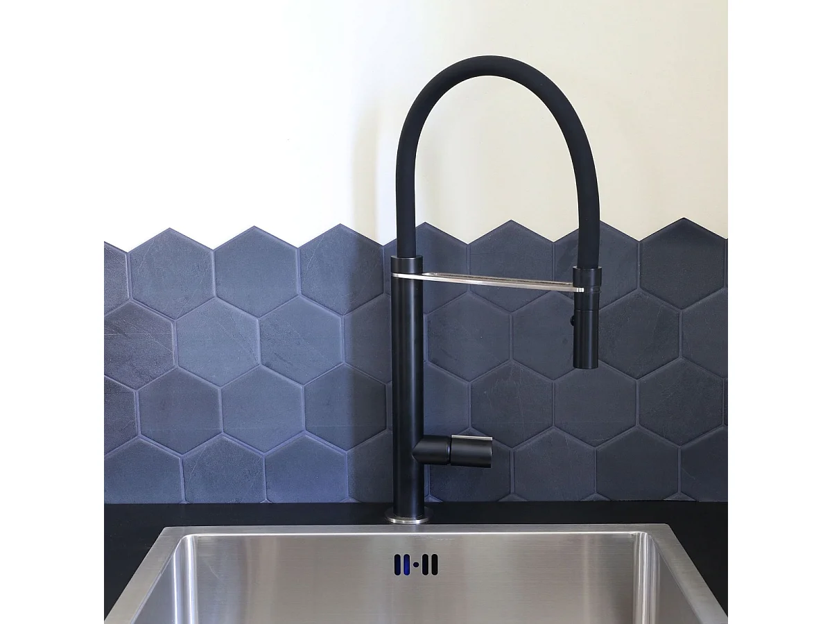 Exil Mezclador de fregadero con ducha de mano en acabado negro y acero inoxidable Essebagno