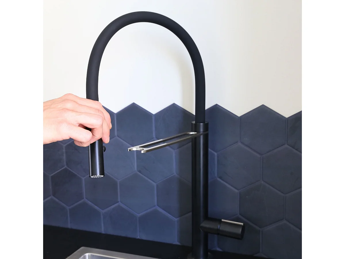 Exil Mezclador de fregadero con ducha de mano en acabado negro y acero inoxidable Essebagno