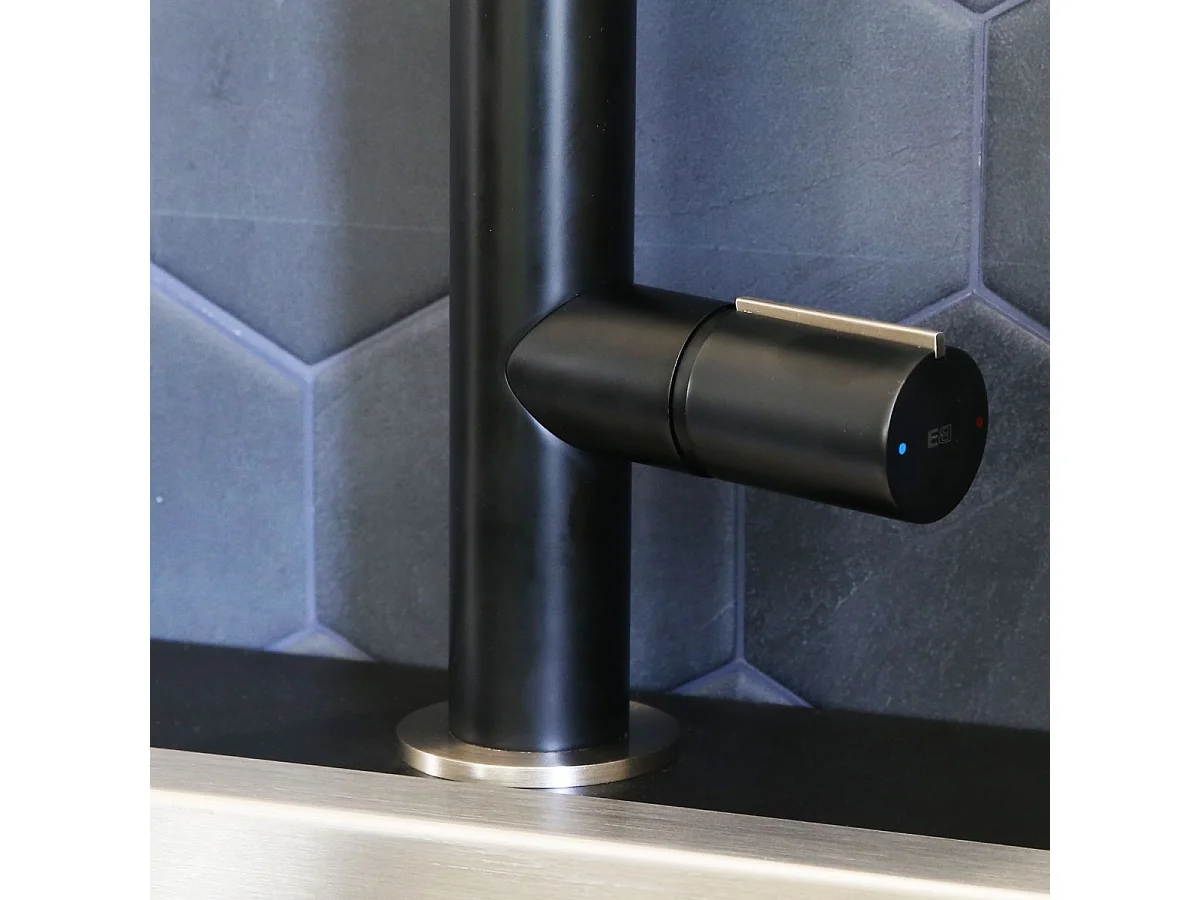 Exil Mezclador de fregadero con ducha de mano en acabado negro y acero inoxidable Essebagno