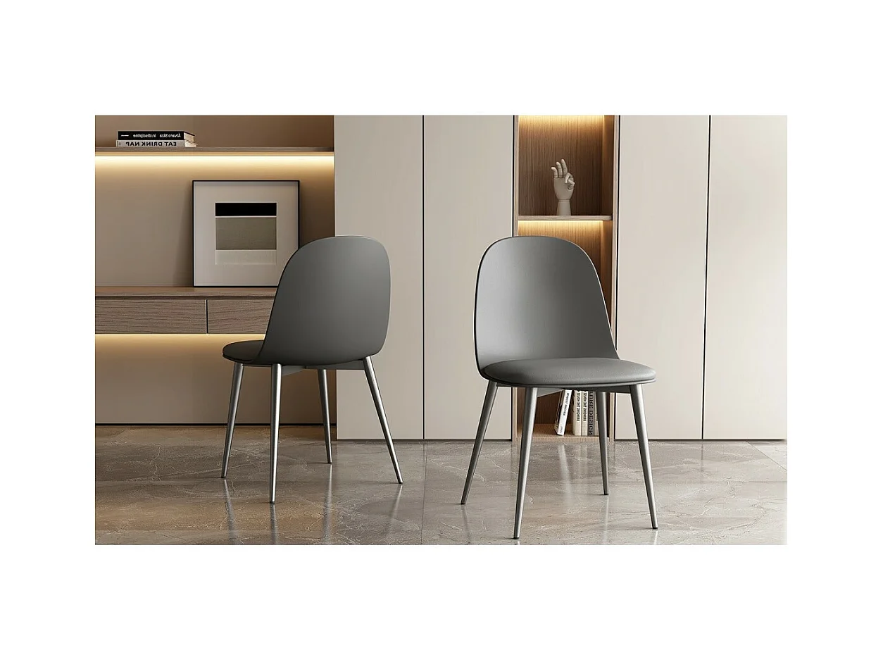 Cadeira 'JASMON' com almofada em PU cinza, dimensões A81 x L51 x P44, ideal para sua cozinha ou sala de jantar.