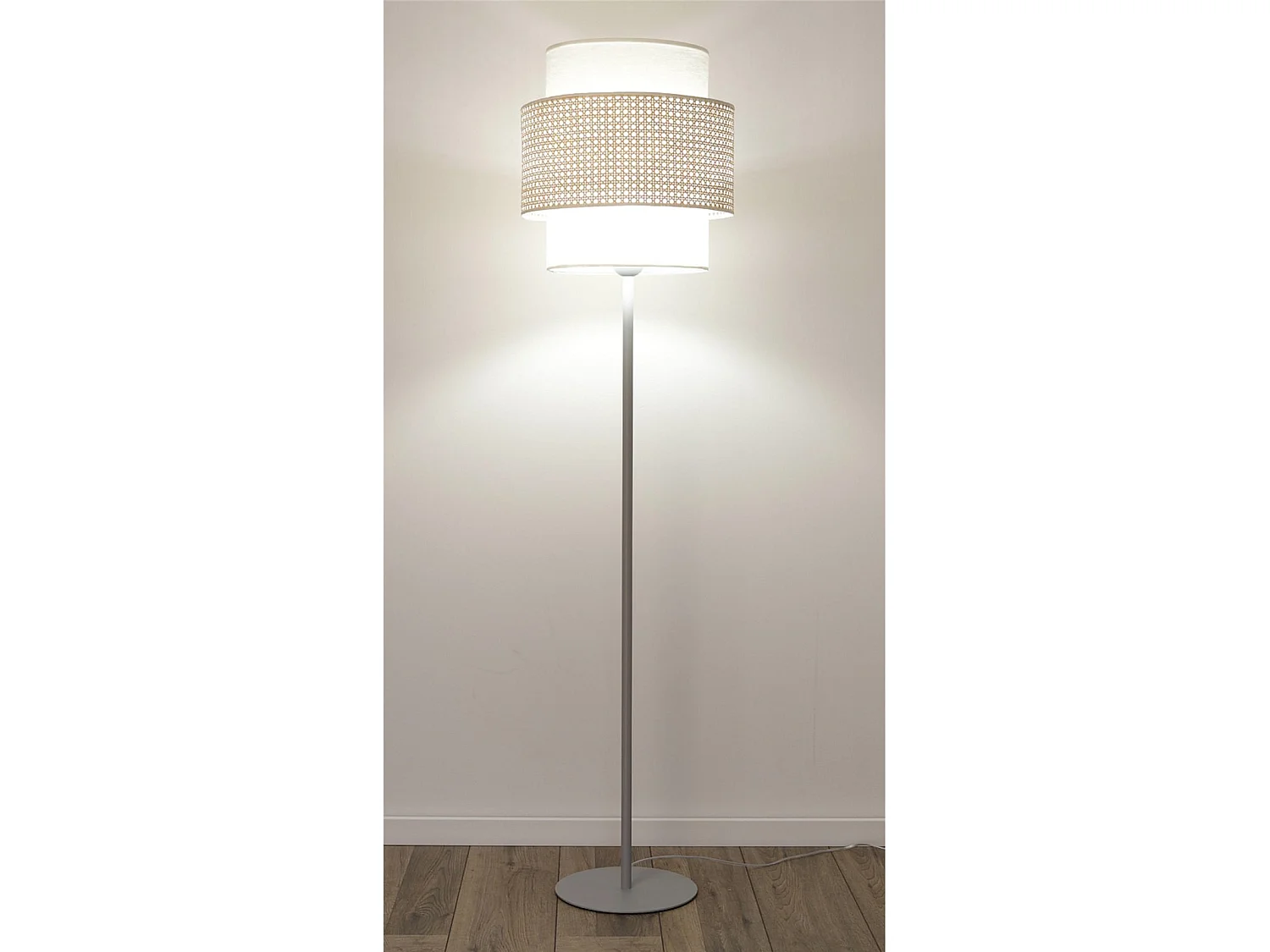Lampadaire Extérieur en rotin, intérieur en tissu structuré blanc