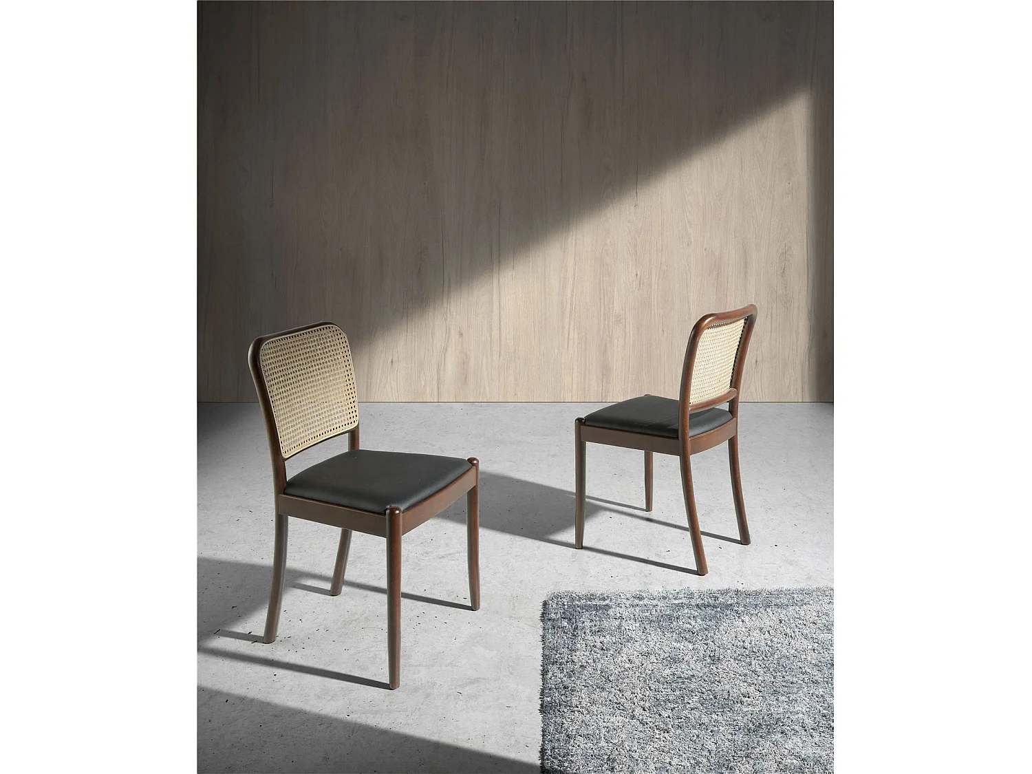 Chaise bois massif assise rembourrée simili dossier en rotin