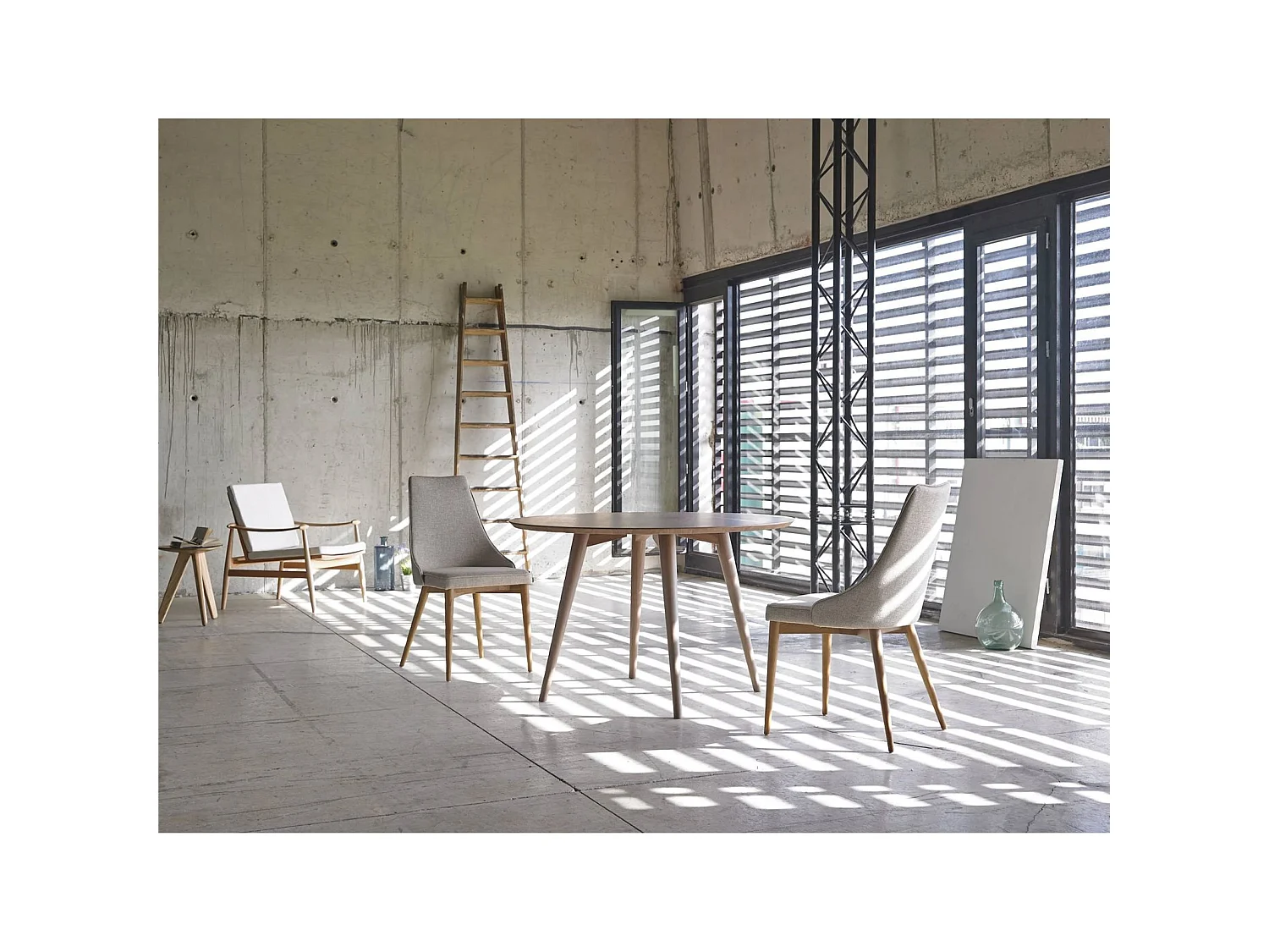 Chaise rembourrée avec pieds bois