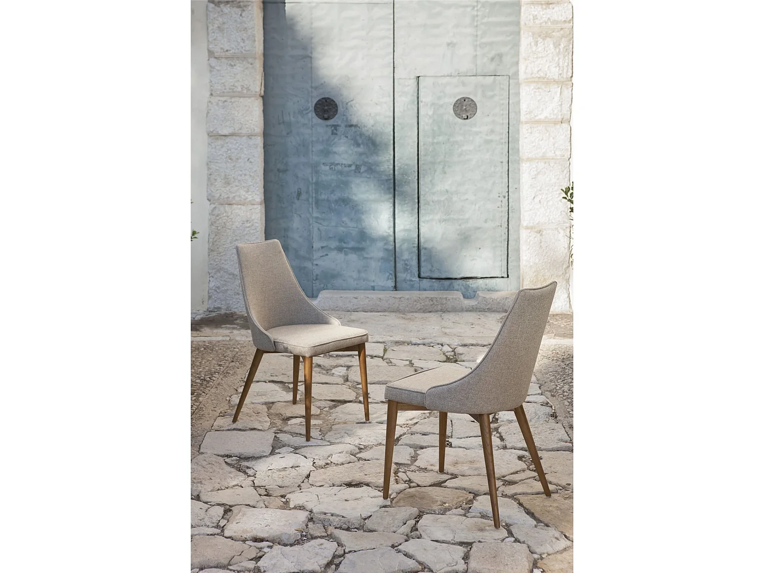 Chaise rembourrée avec pieds bois