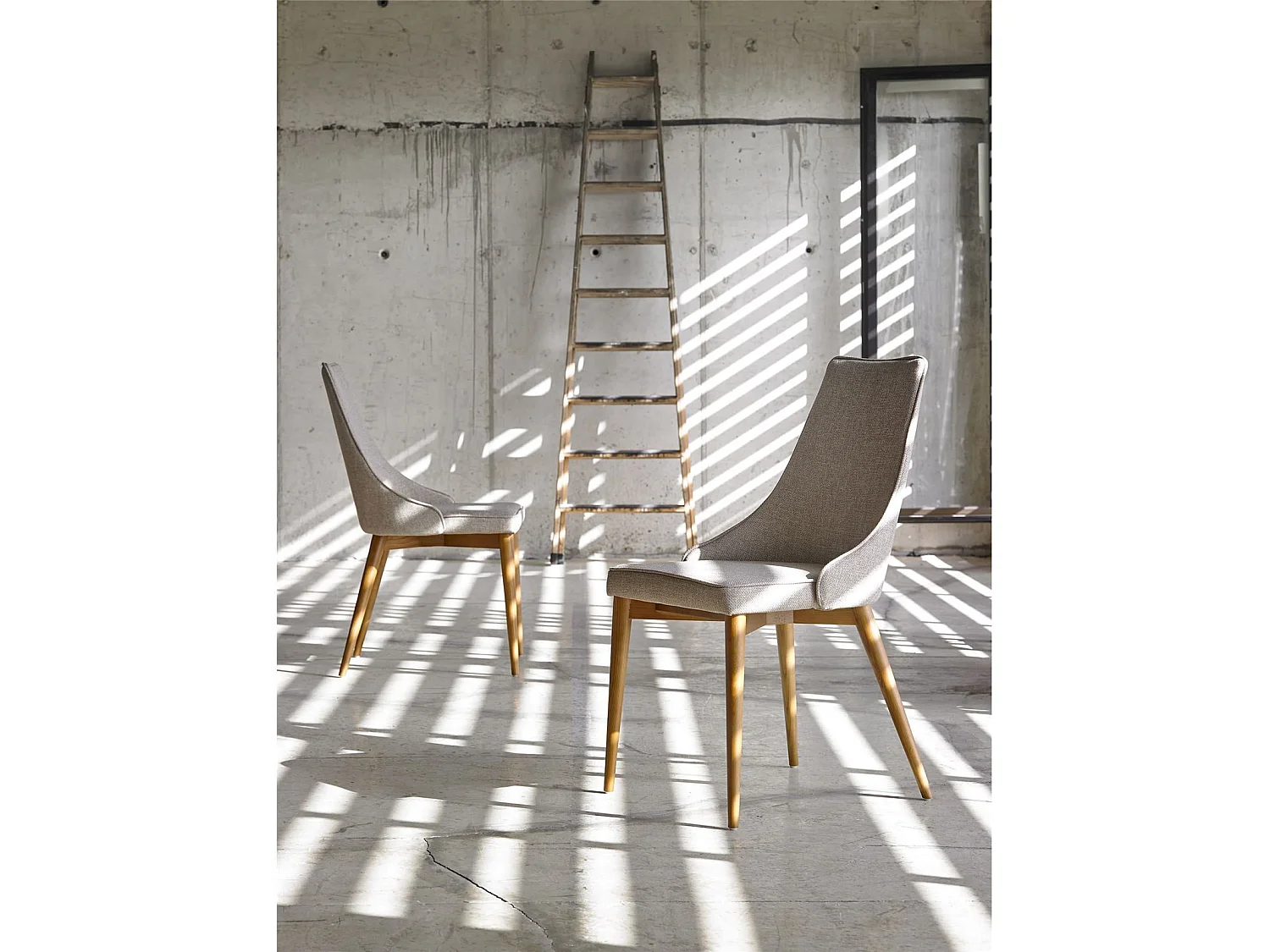 Chaise rembourrée avec pieds bois