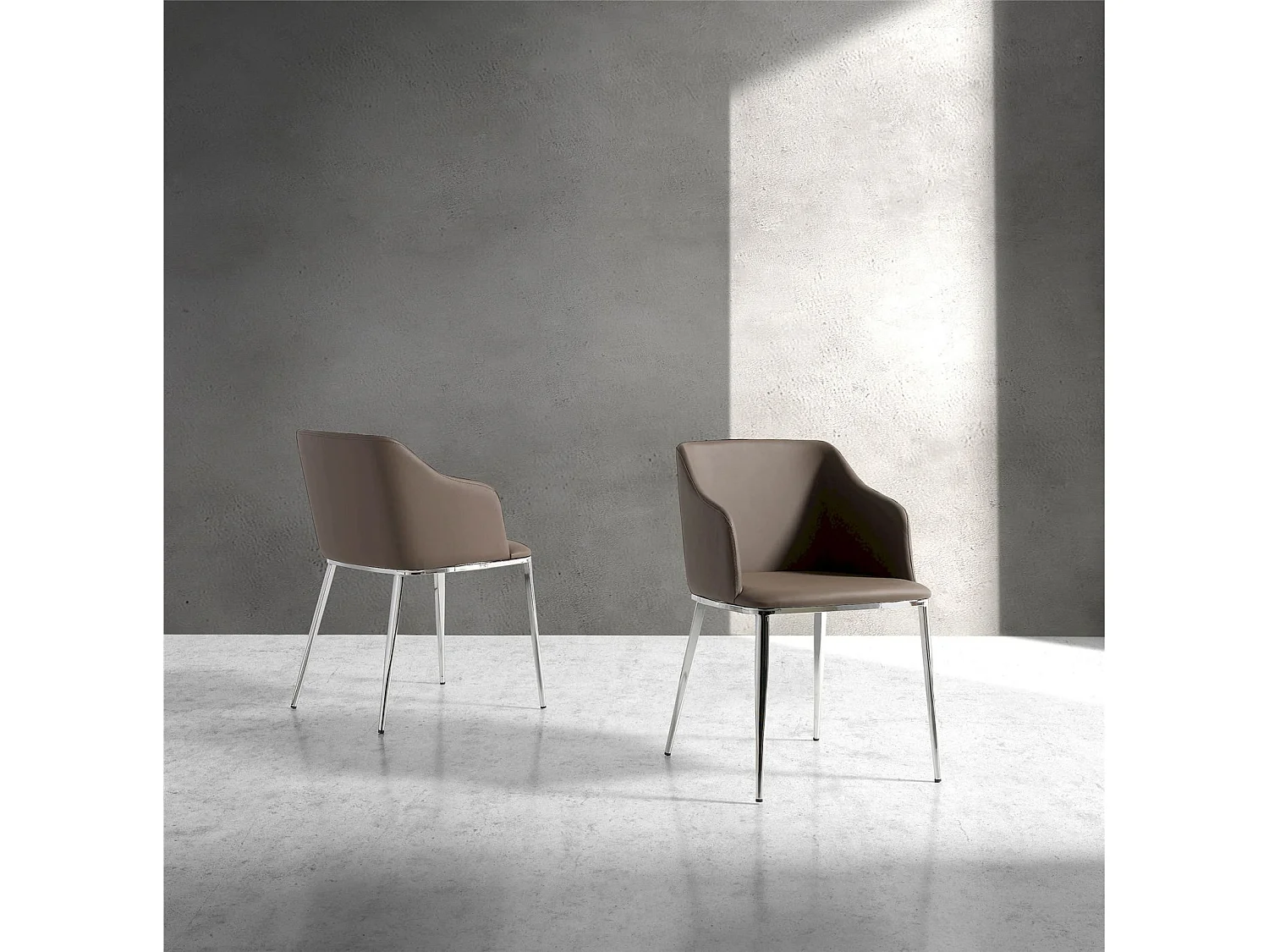 Chaise rembourrée avec structure en acier peint époxy